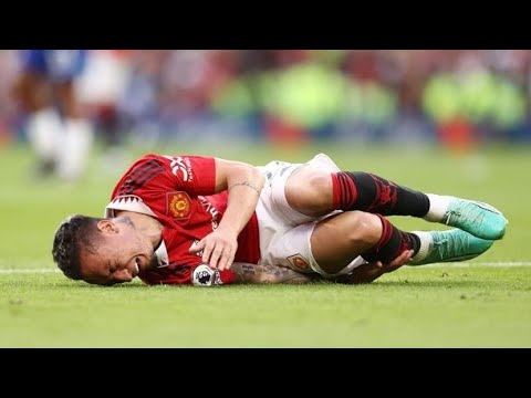 Antony injury vs chelsea | Antony down in a heap after tackled by Chalobah