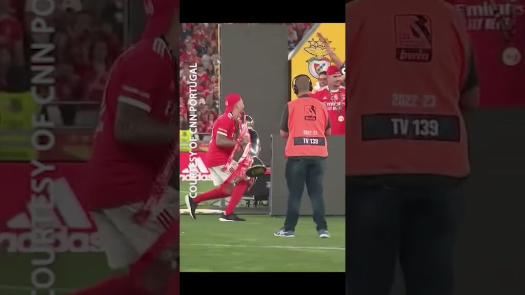 Ouch! Nicolas Otamendi's foot gets CRUSHED as Benfica CELEBRATED Portuguese title #Shorts