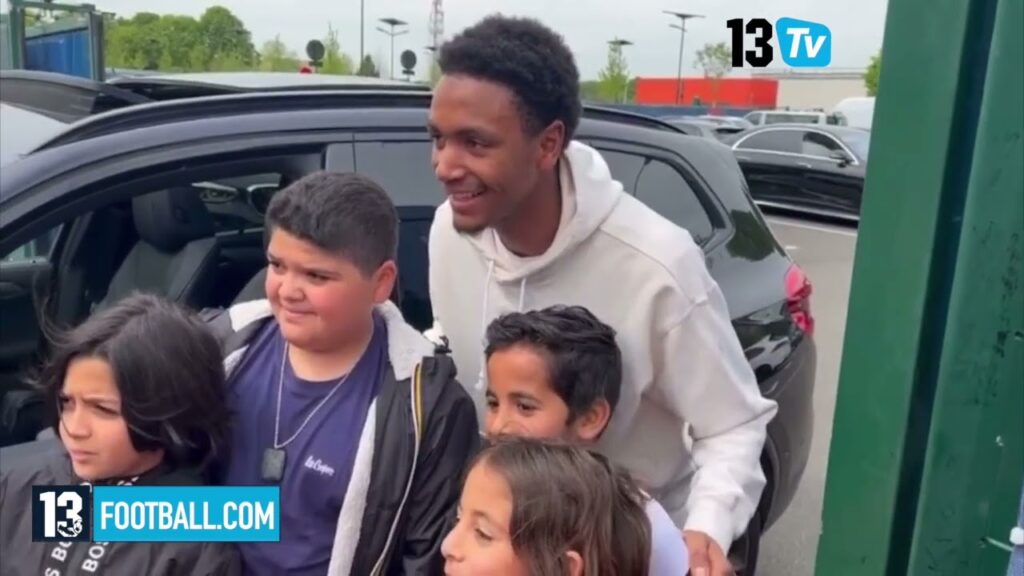 Le beau geste de Abdou Diallo:  du temps pour les enfants au sortir de l'entraînement.