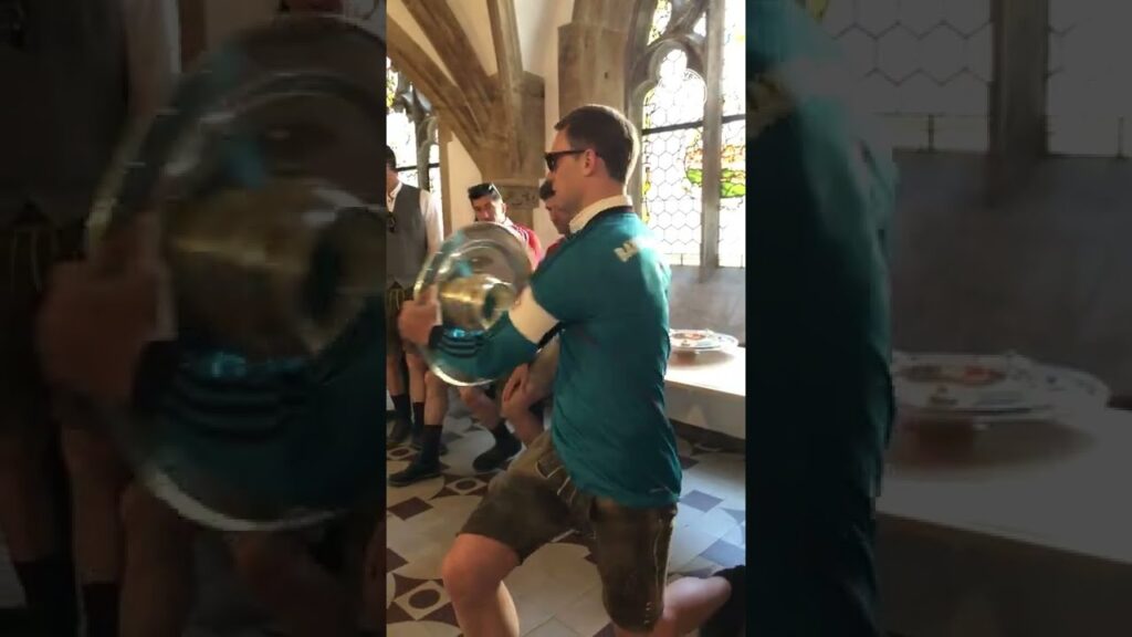 Manuel Neuer works out with the trophy 🏆💪