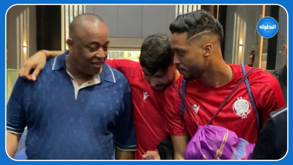 جبران ومترجي يمازحان سعيد الناصري بعد نهاية تداريب الوداد في ملعب القاهرة الدولي