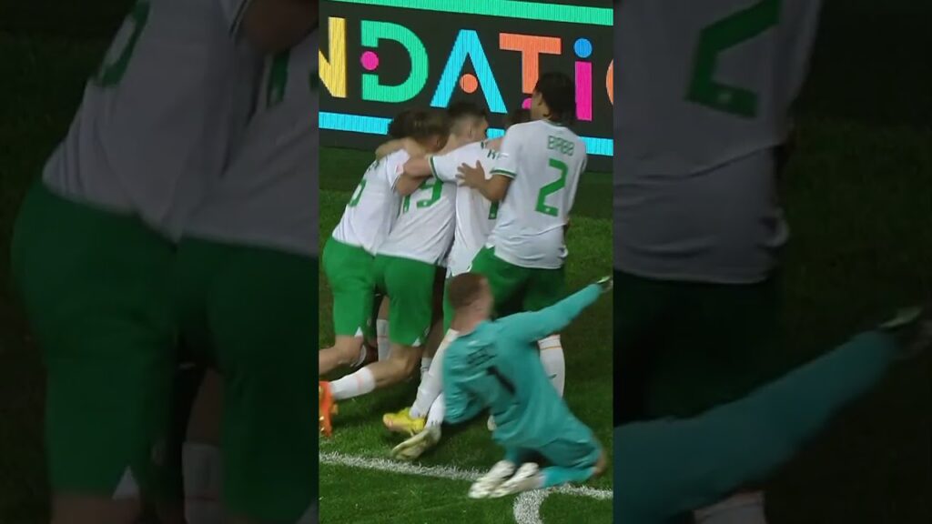 The goalie joining the celebrations out of nowhere 🤣