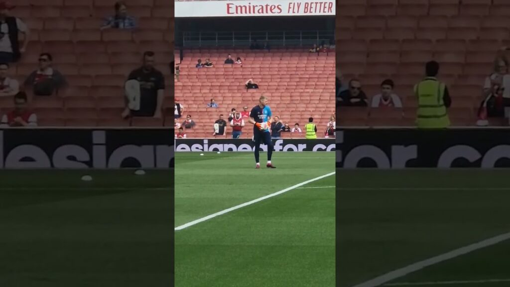 Aaron Ramsdale warms up for a big match. #arsenal #football #london #mylondon