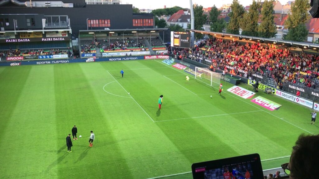 Mascottes KV Oostende lachen Mathew Ryan uit