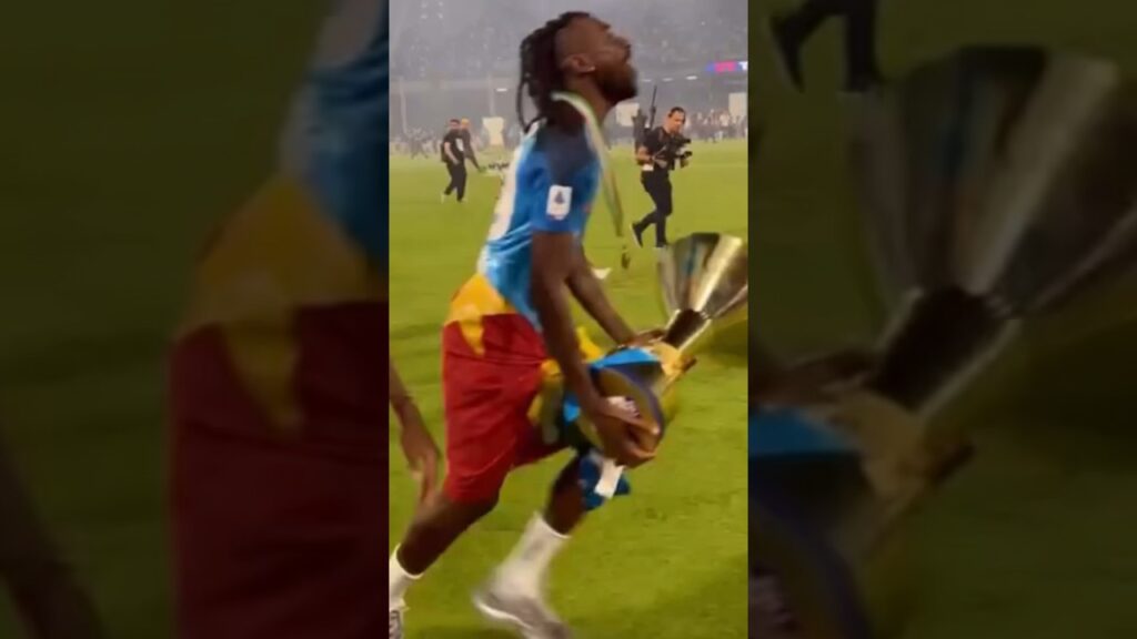 Zambo Anguissa fait briller le 🇨🇲 lors de la célébration du titre en Série A. 🦁⚽️