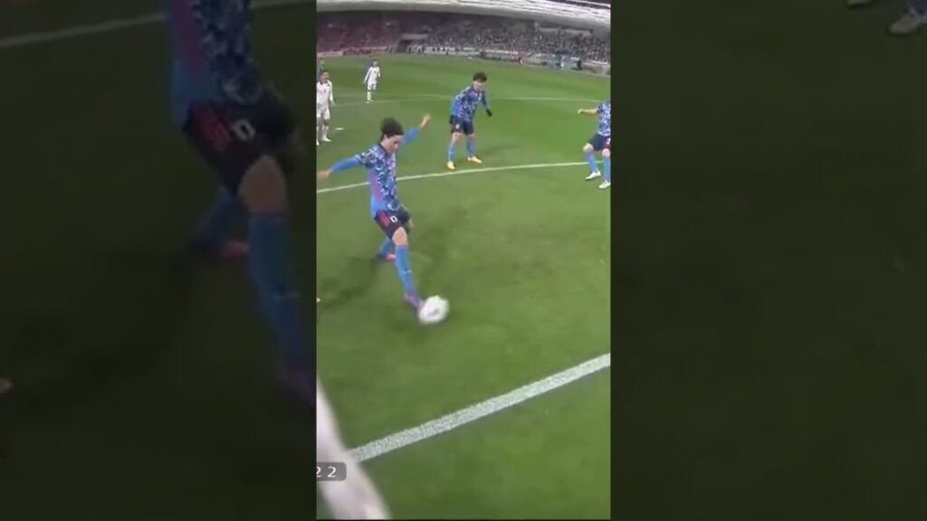 Hú hồn với pha này may mà Minamino không đụng vào banh kịp