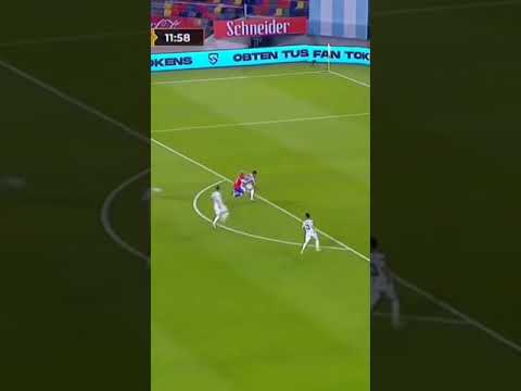 el despeje de taco de Cristian CUTI Romero por eliminatorias frente a Chile.