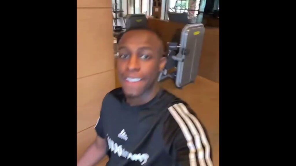 سعود عبدالحميد يؤدي تمارينه الخاصة