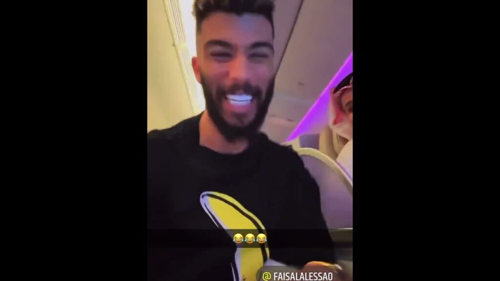 العبود مع الفنان فيصل العيسى في الطائرة المتجهة من جدة إلى الرياض