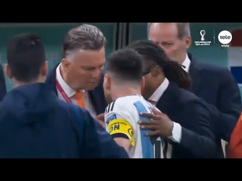 Moment Messi menghampiri Louis Van Gaal setelah Menang lawan Belanda