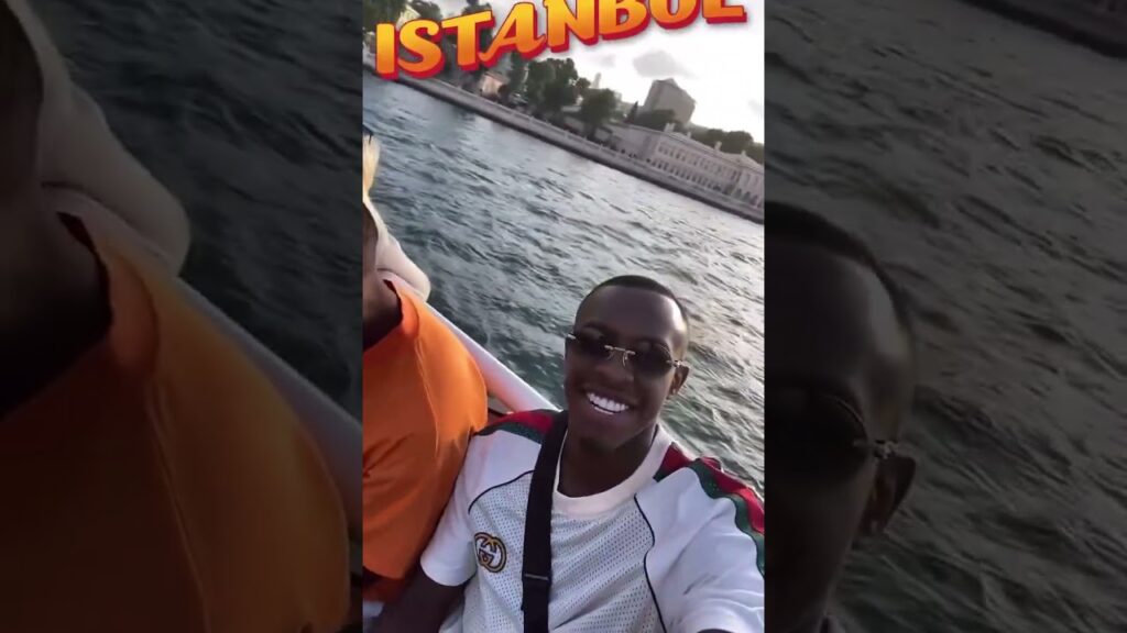 سعود عبدالحميد مستمتعاً خلال إجازته في اسطنبول