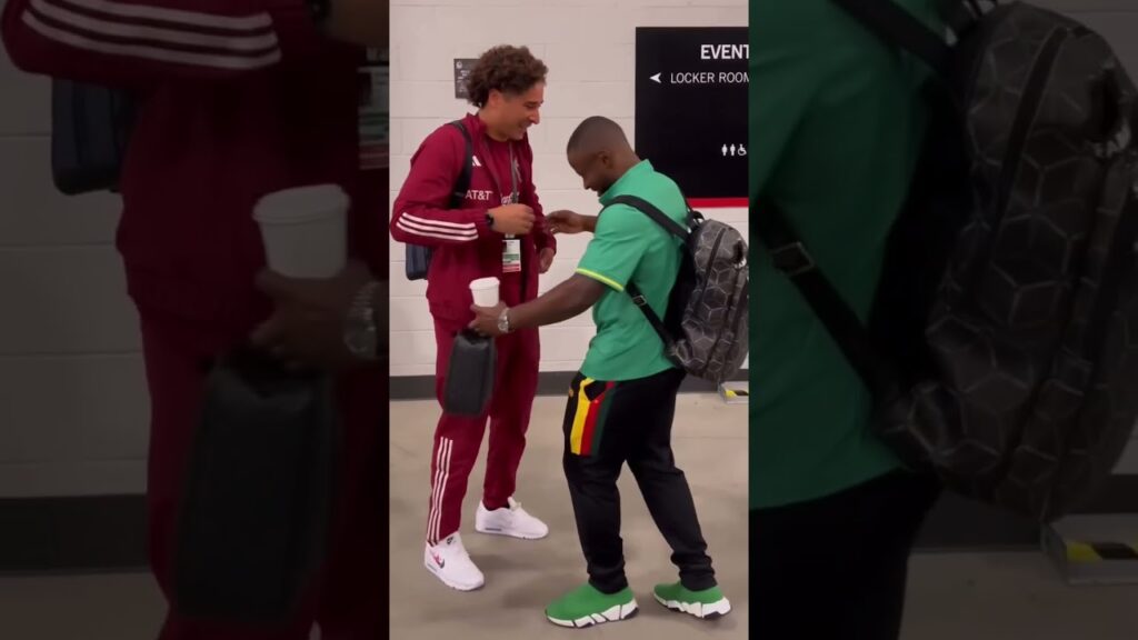 Fai Collins retrouve son ancien coéquipier Guillermo Ochoa après le match Cameroun - Mexique
