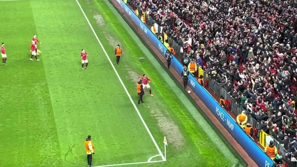 Raphael Varane Cheer Leader - Man Utd 2 - 1 Barcelona | Old Trafford - 23.02.2023