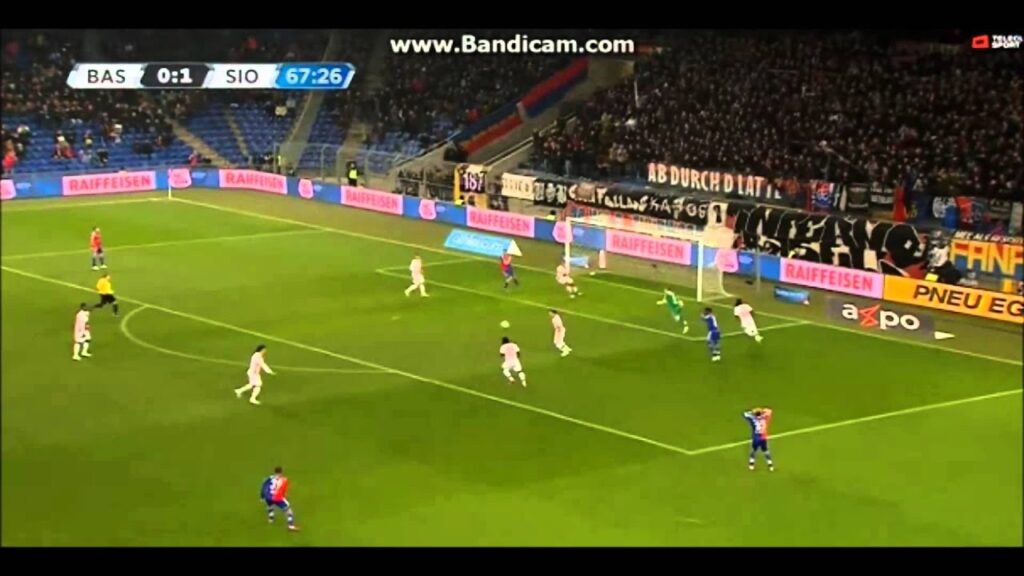 FC Basel vs. FC Sion (1:1) - 14.02.2015 - Pfostenschuss Breel Embolo
