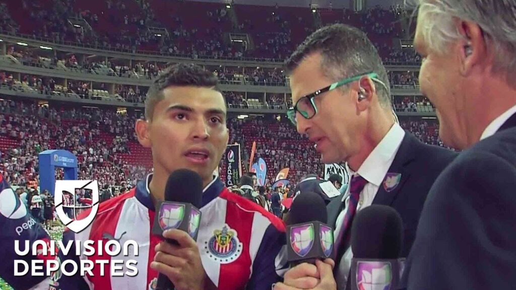 Orbelín Pineda canta y festeja el título de Chivas con su familia ante las cámaras