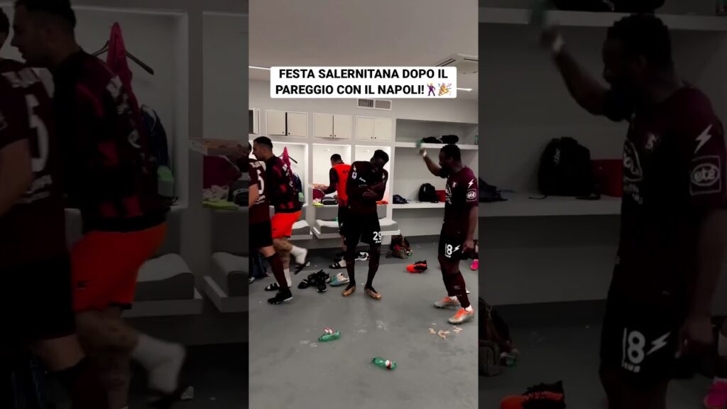 FESTA SALERNITANA NEGLI SPOGLIATOI DOPO IL PAREGGIO CON IL NAPOLI: SENTITE IL CORO PER DIA! #shorts