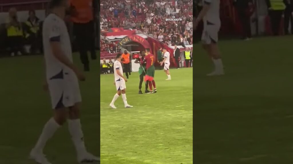 Cristiano Ronaldo hits the "Siuuuu!" with a fan 🔥