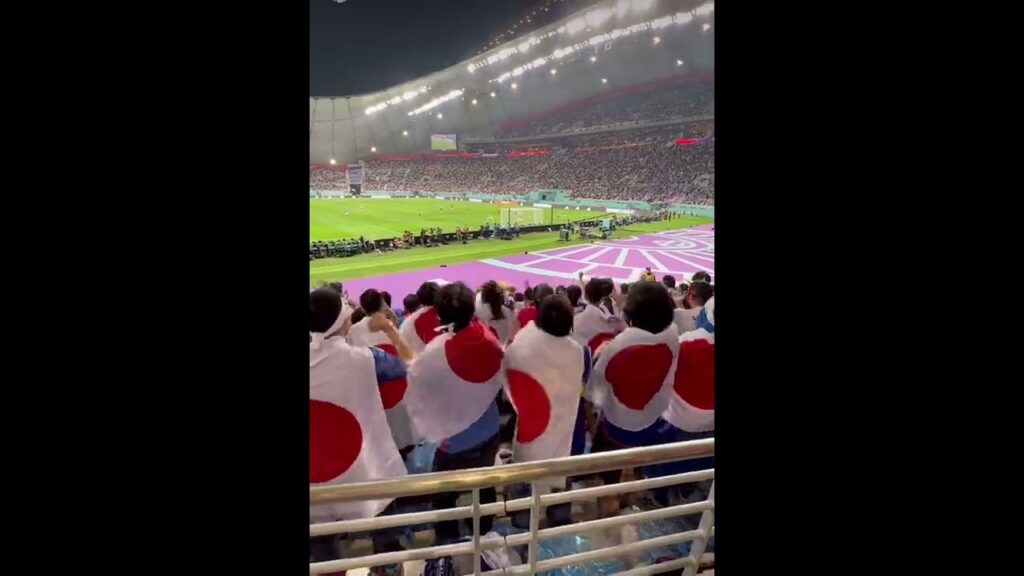 【歴史的勝利】堂安の同点ゴールに最前列まで雪崩れ込む日本サポーター