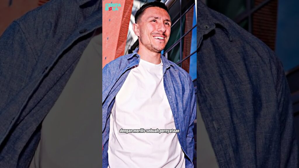 Brutal! Striker Ajax Steven Berghuis Pukul Suporter Lawan