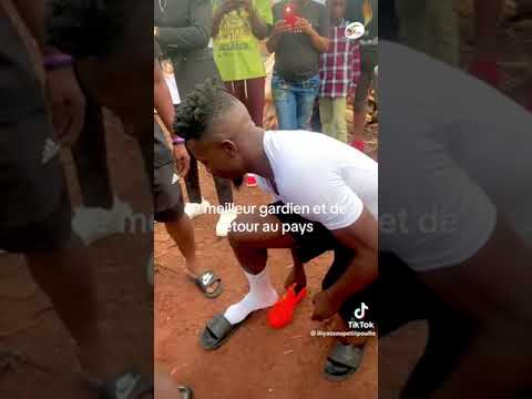 André Onana joue au football dans son quartier au Cameroun
