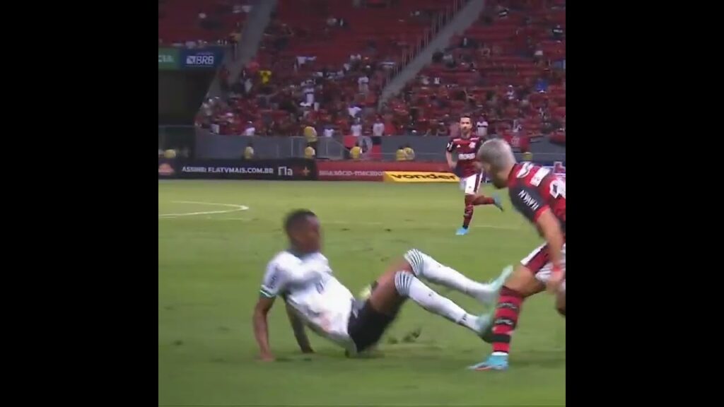 Arrascaeta deixa jogador do Coritiba no chão com drible absurdo sem encostar na bola