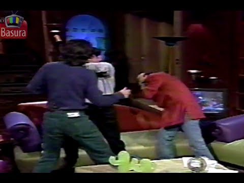 Adal Ramones golpeado en Otro Rollo por un “poeta” Adal Ramones golpeado en Otro Rollo por un "poeta"