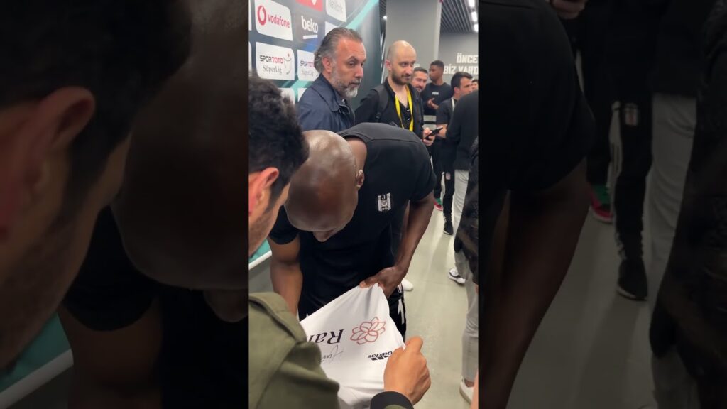 Atiba Hutchinson basın mensuplarına veda etti! #futbol #beşiktaş