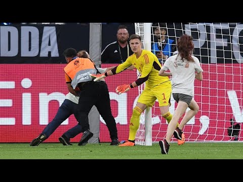 Ter Stegen stoppt Klima Flitzerin | Deutschland gegen Kolumbien Klima Kleber stürmen den Platz