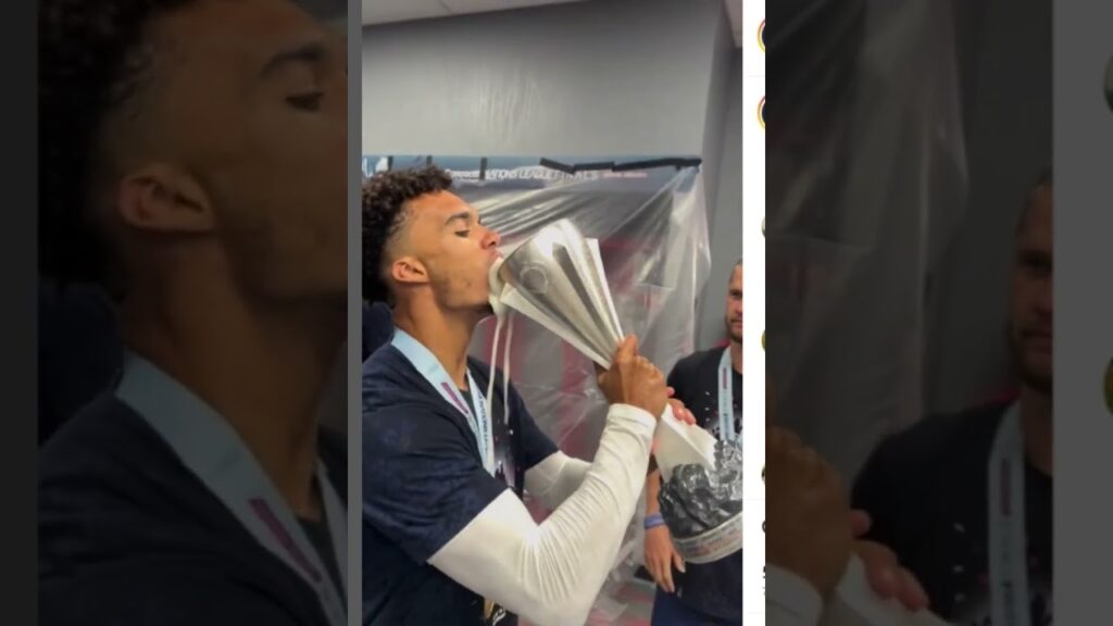 Antonee what’s in there?”