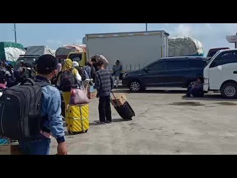 Penumpang Pejalan Kaki Padati Pelabuhan Roro Punggur