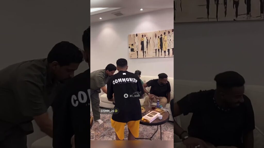 نصراوي يقدم كيكة لعبدالرحمن العبود