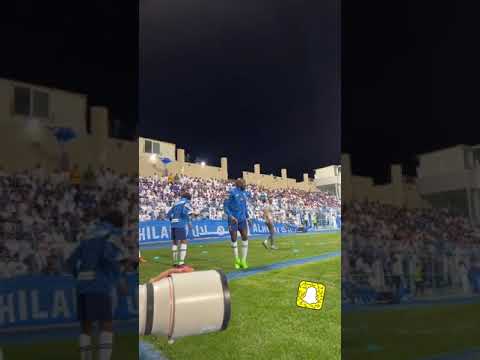 تحية جماهير #الهلال لـ #ياسر_الشهراني بعد عودته 🔙💙