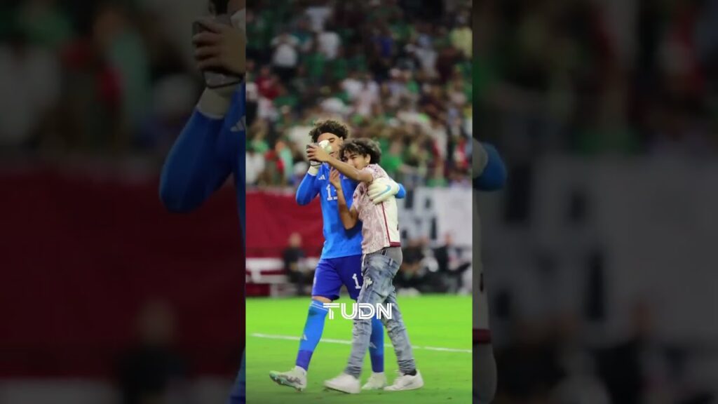 🥹 ¡GRANDE MEMO OCHOA! Así ABRAZÓ y DEFENDIÓ el portero a un fan que invadió la cancha 🇲🇽🇭🇳 | TUDN