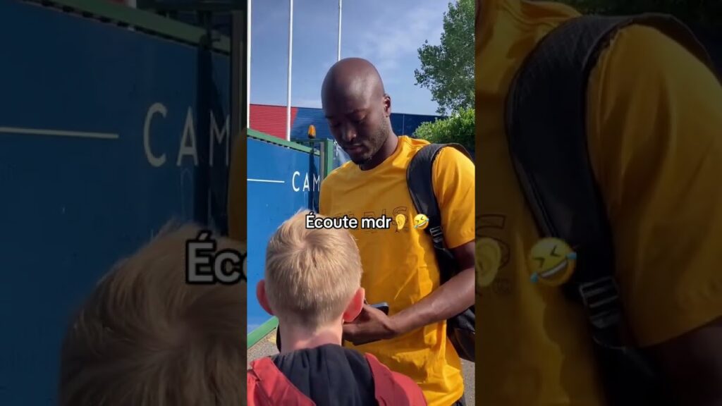 Danilo et des gosses fans de PSG