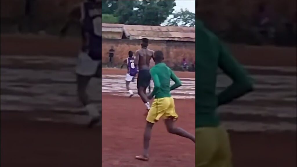 Andre Onana, Martin Hongla et Zambo Anguissa jouant avec leurs amis d’enfance à Biyem Assi