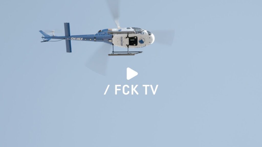 Se Delaney ankomme med DM-pokalen - i helikopter!