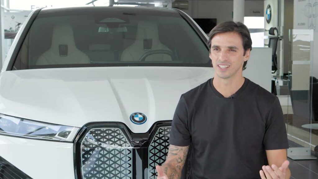 Bryan Ruiz apuesta a la sostenibilidad con su vehículo eléctrico, una decisión que marcó su vida