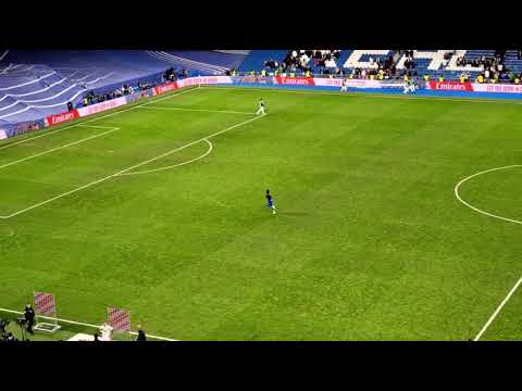 Awer Mabil imitando los "SIUUU" de Cristiano en el Bernabéu después del pitido final.