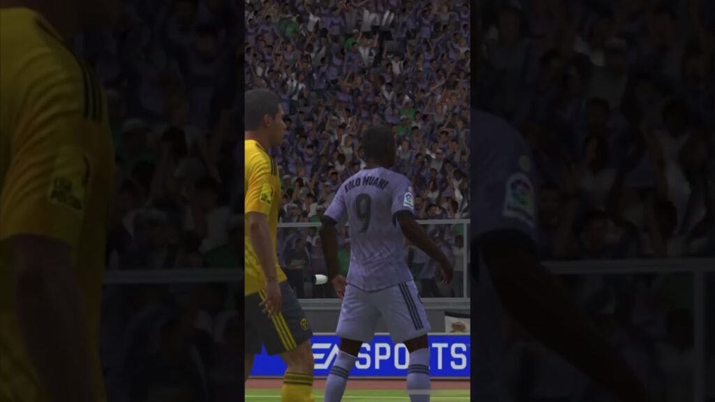 Kolo Muani scores best acrobatic goal of the year.