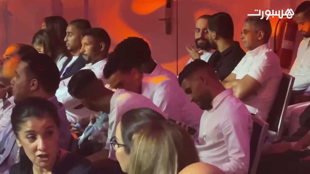 عطية الله يمازح رضى سليم في ليلة النجوم لتتويج أفضل لاعبي الموسم المنصرم