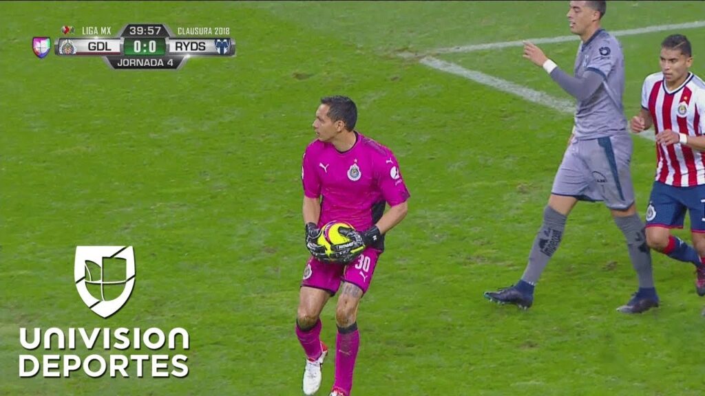 Rodolfo Cota, en dos tiempos, evita el gol de Funes Mori