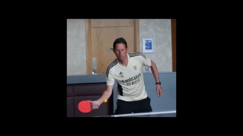Roger Schmidt é craque no Ping Pong.