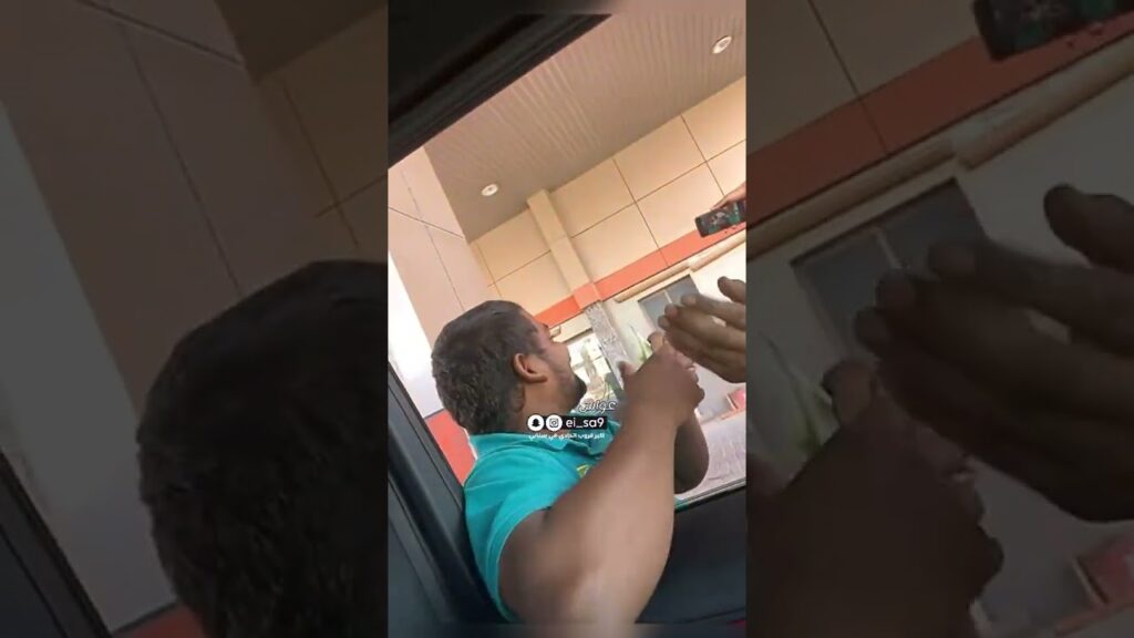 العبود يعايد عمال محطة بنزين😍