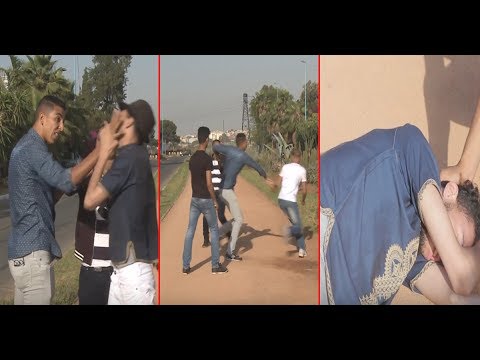 اللاعب الرجاوي جواد الياميق هجمو عليه الجماهير الرجاوية وهاشنو دار منين بغاو يضربوه