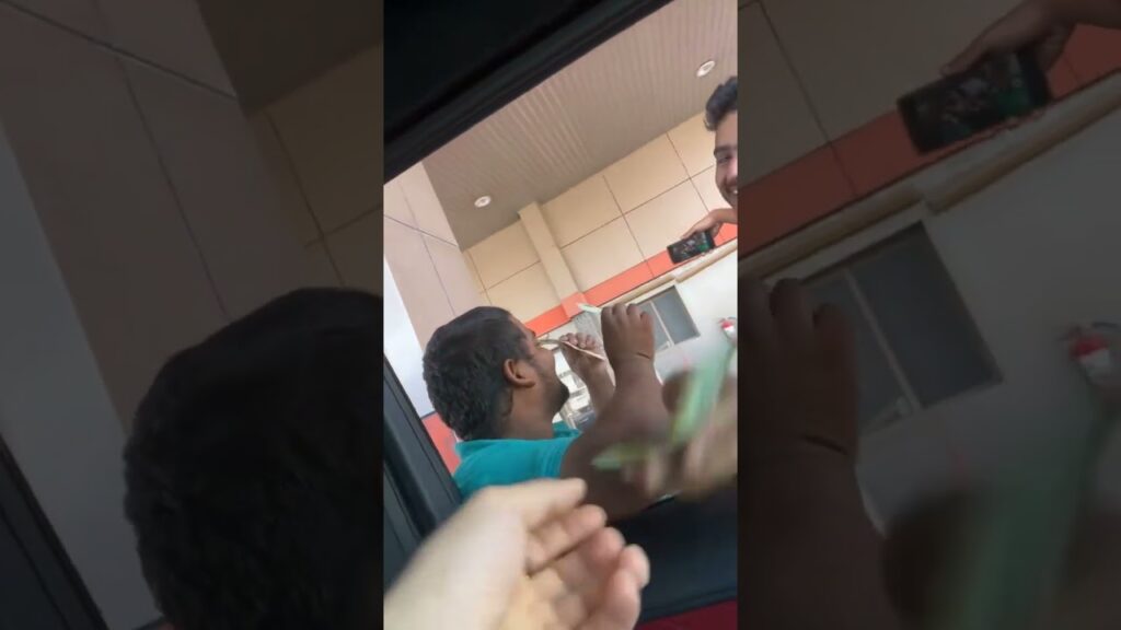 عبدالرحمن العبود يوزع 'عيدية' لـعامل إحدى المحطات