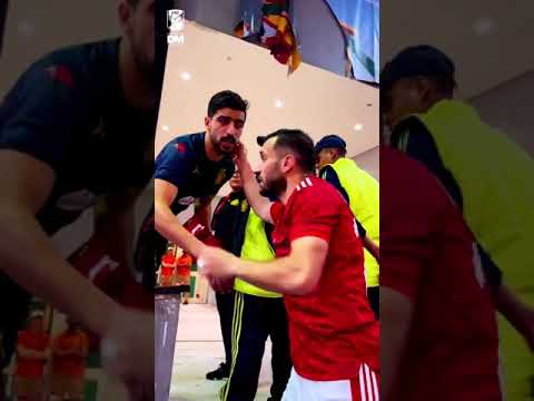 معلول يهدي تيشرت الأهلي لفريق الترجي التونسي #الأهلي #علي_معلول #shorts