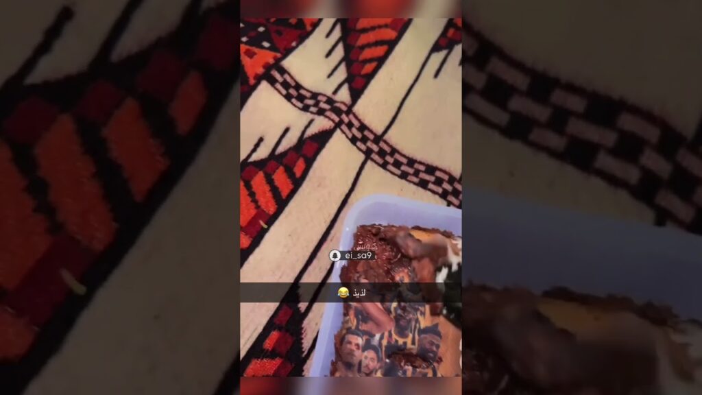 العبود : عادي الواحد ياكل وجهه😂😂💛