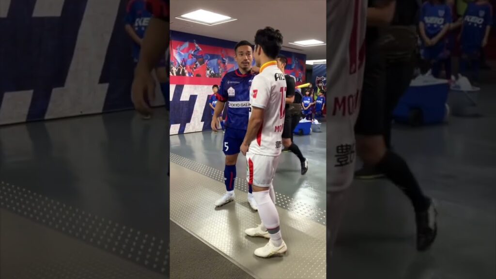 どんな声かけてもらったんでしょう😌 #森下龍矢 選手が試合前 #明治大学 の大先輩 #長友佑都 選手へご挨拶🫡 #grampus #グランパス #名古屋グランパス #Jリーグ #shorts