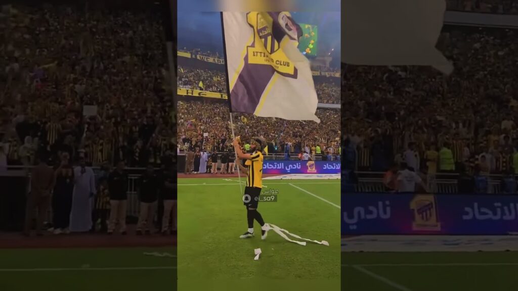 العبود يحتفل مع الجماهير