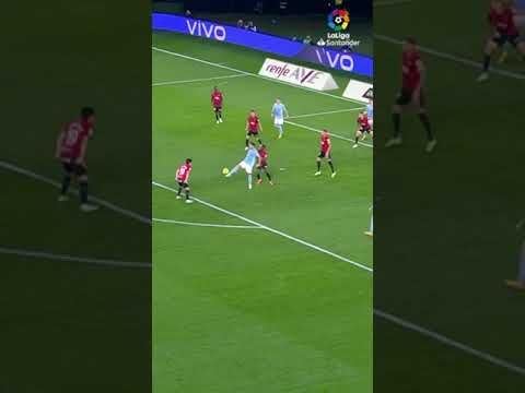 ¡Zapatazo al larguero de Renato Tapia! 🇵🇪 #LaLigaHighlights #shorts